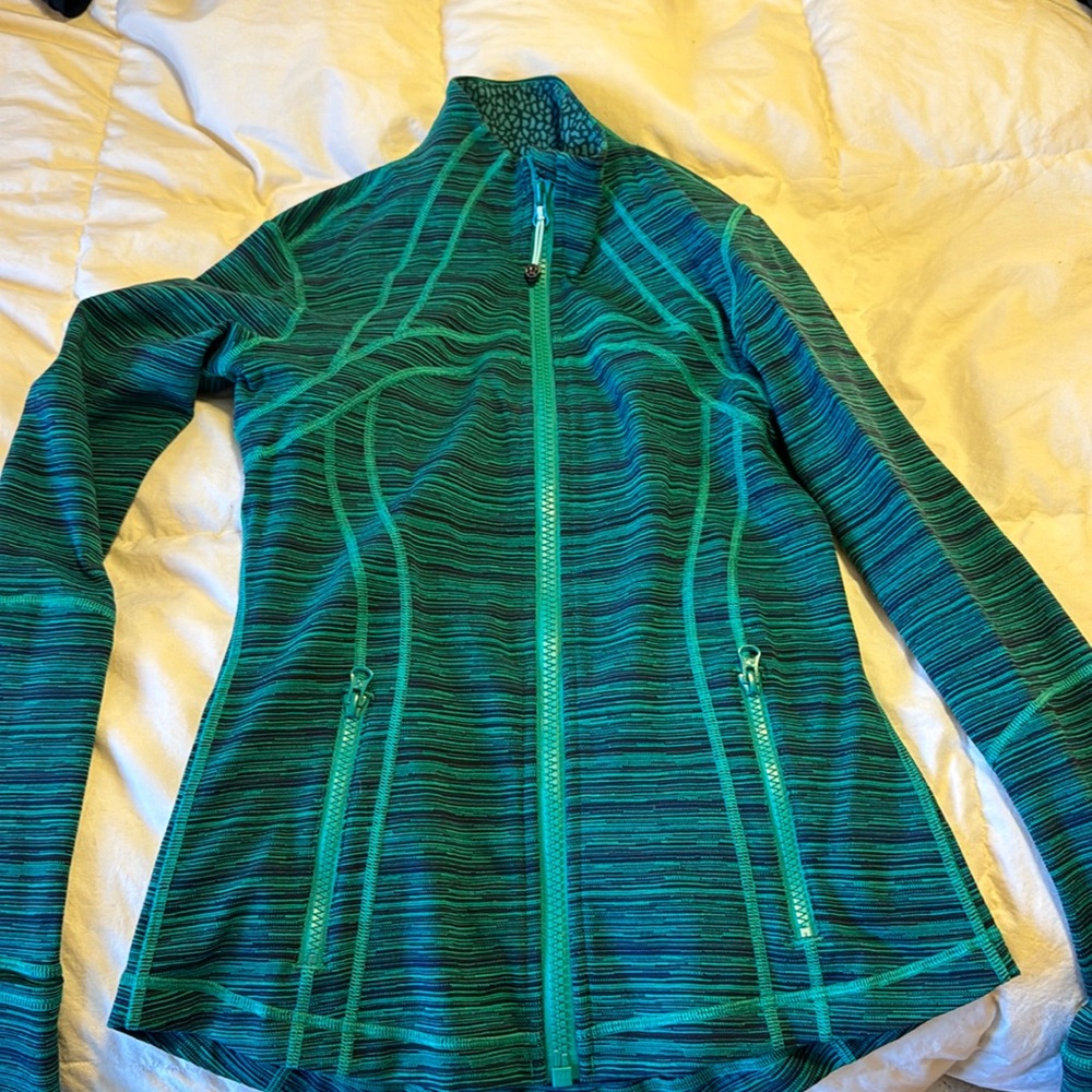 Lululemon size 6 green and black zip up. Minimally worn no signs of wear.